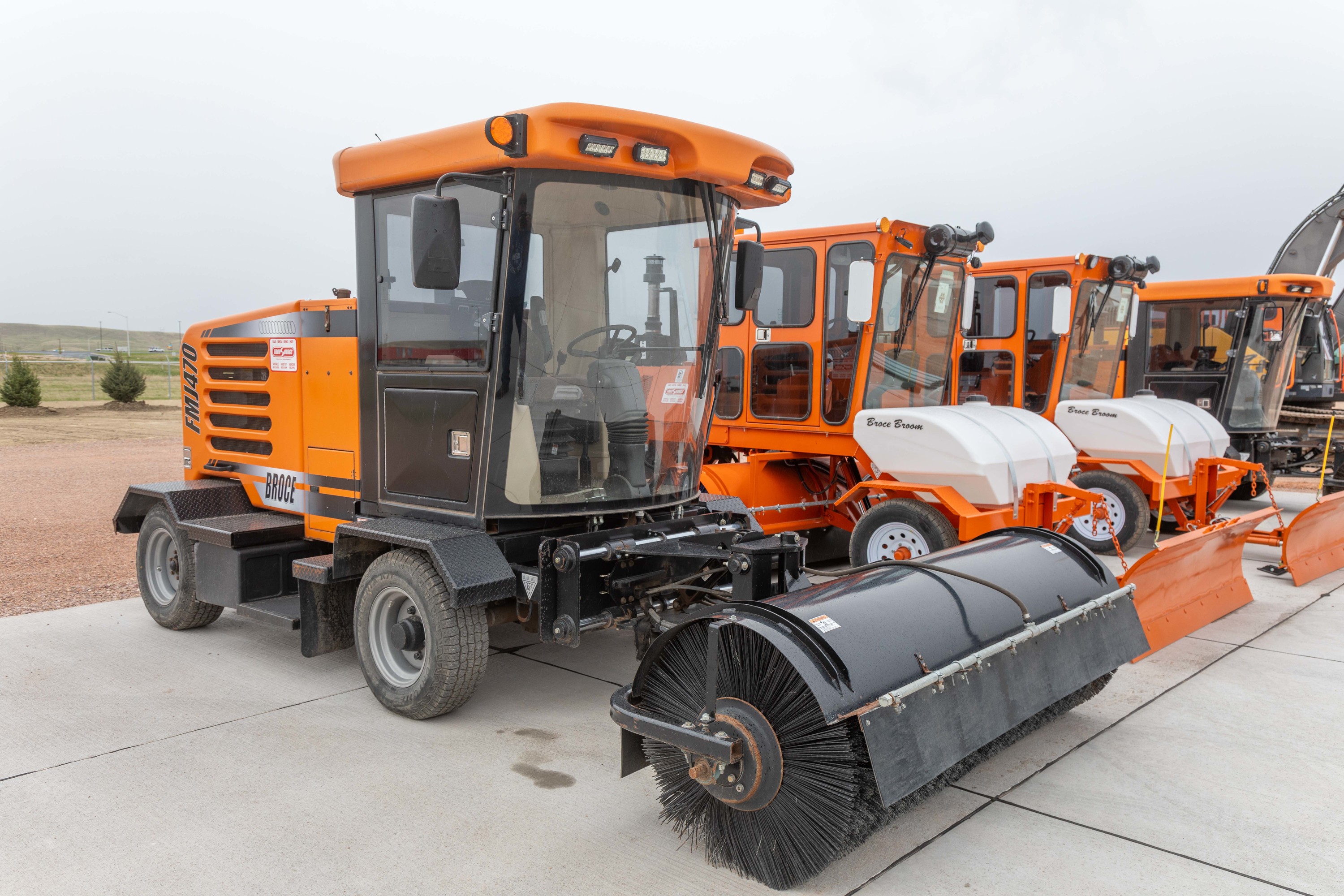 Day Cab Tractors - Single & Tandem Axle